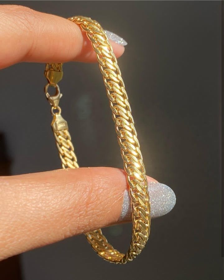 Elegant Gold Chain Bracelet